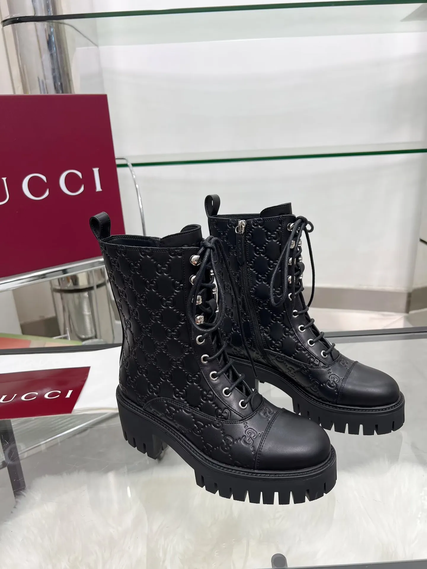 👟👟Ex-factory price 660👟👟 New version of Gucci GUCCI hot sale✅Ankle boots 🎉Very easy to match👍Specially showing retro British style, advanced 3D printing, front Gucci buckle decoration💎LOGO✅ Fabric: imported cowhide🐂 Inner/foot pads: cow lining Color: black green Size: 35-42 {2 heads need to be customized} Heel height: 5cm TPU outsole Packing: Comes with card and cloth bag.
